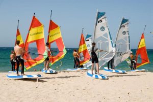 Rüzgar Sörfü Okulunda Toplu Halde Rüzgar Sörfü Eğitimi
