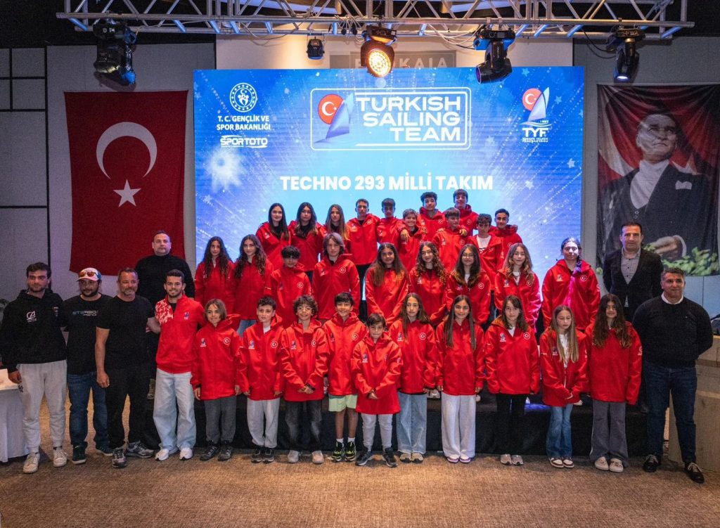 Marmara Yelken Kulübü'nün yetenekli sporcusu Bozok Balcı, İzmir'de düzenlenen TYF Yelken Ligi Techno 293 3. Ayak yarışlarını zirvede tamamladı. U13 kategorisinde elde ettiği derecelerle Milli Takım kadrosuna girmeye hak kazanan sporcumuzun başarı dolu yelken yolculuğuna dair tüm detaylar burada.